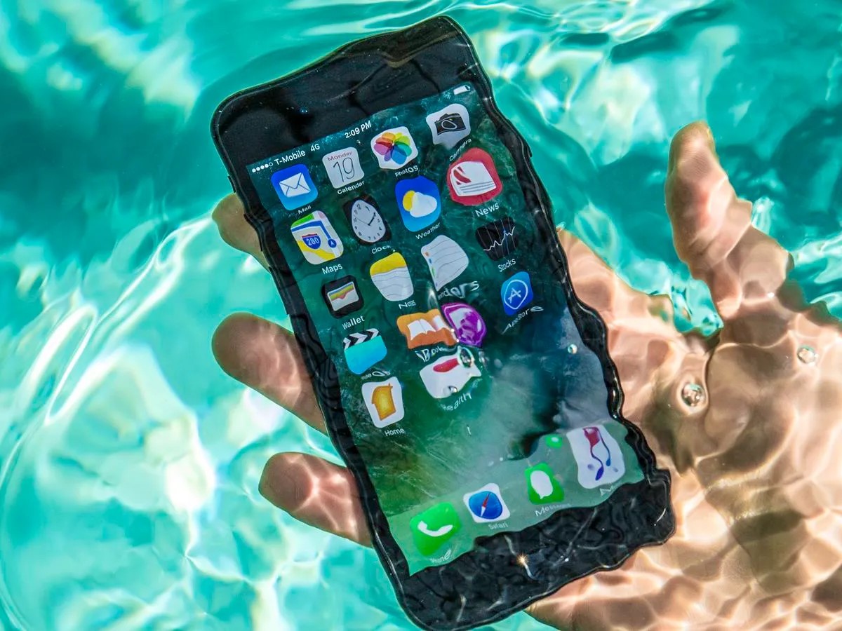 Telefon se může zdát plně funkční i ve vodě