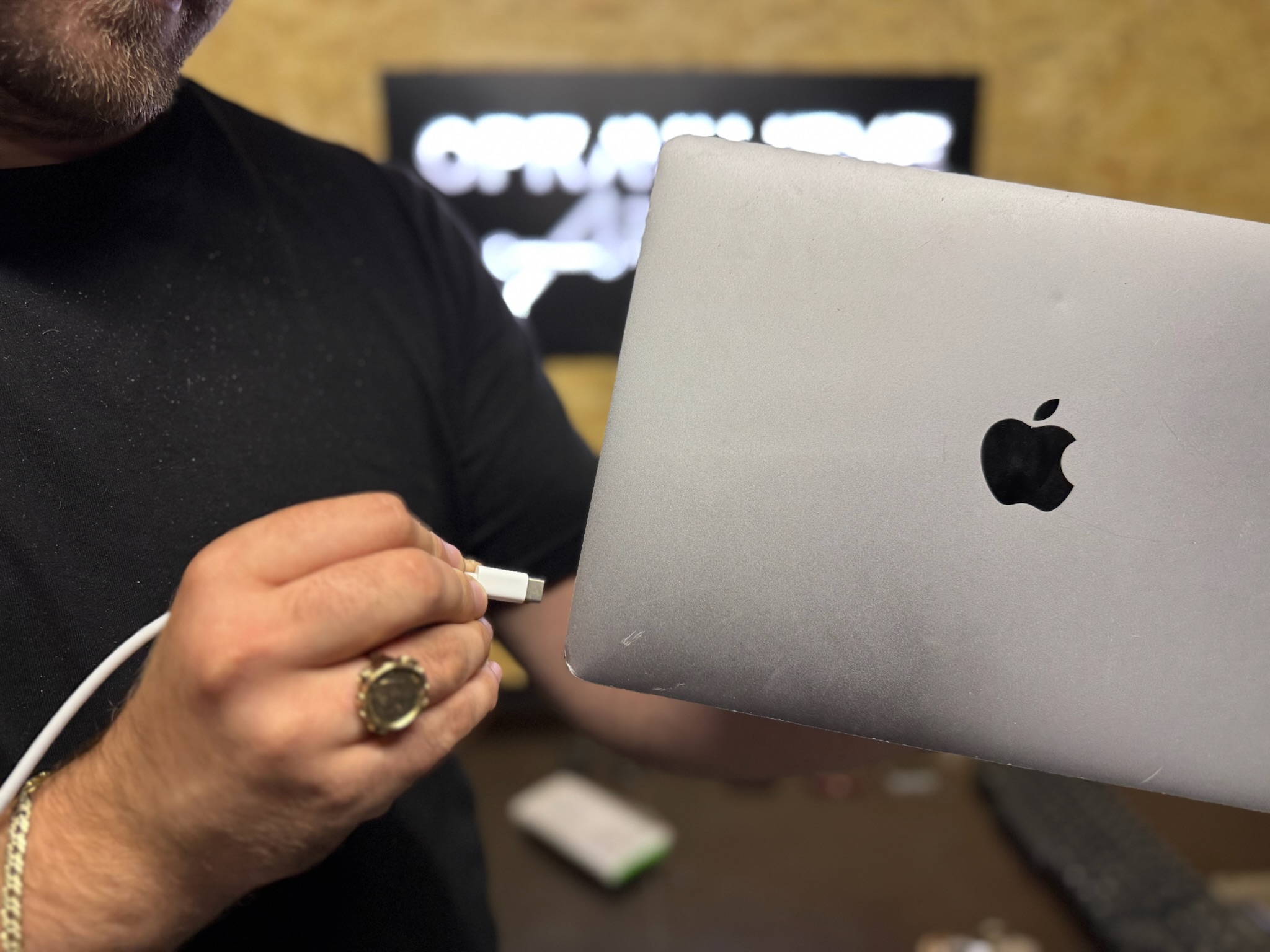 Oprava nabíjení MacBooku