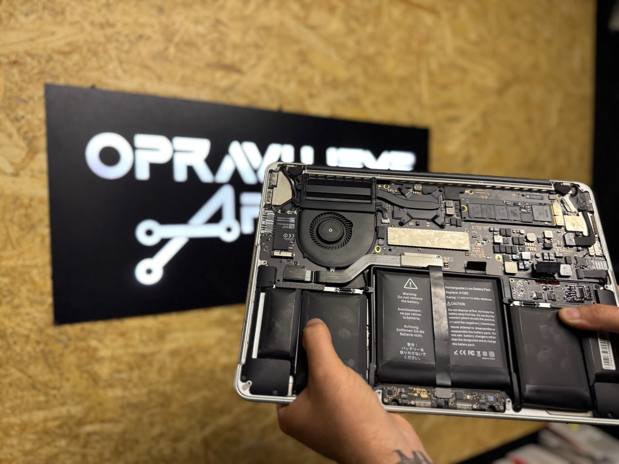 Kontakt s kapalinou MacBook